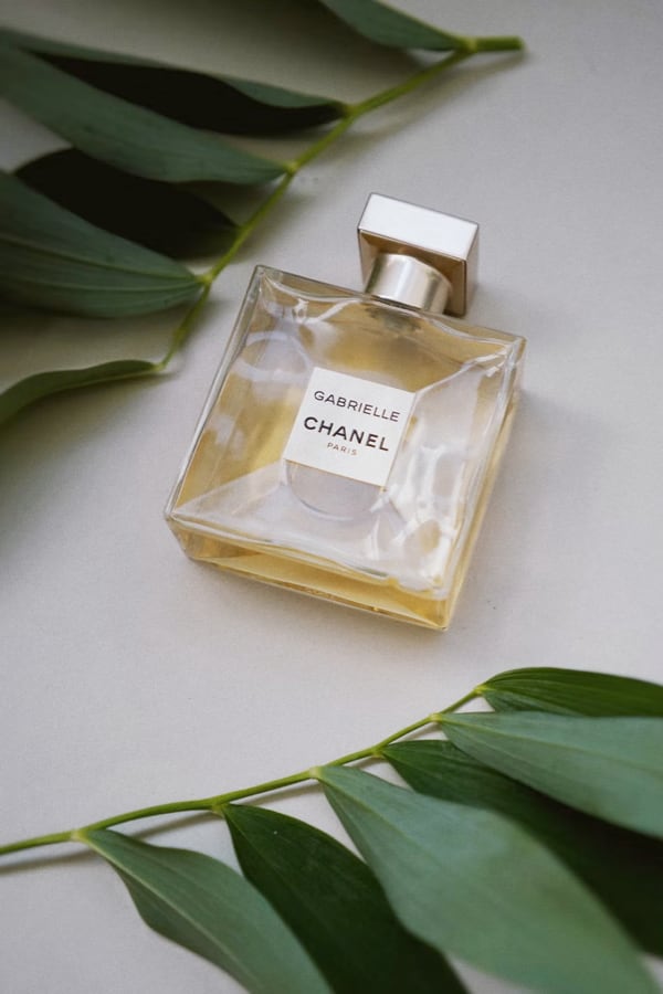 Perfume Gabrielle da CHANEL, em volta de duas folhas